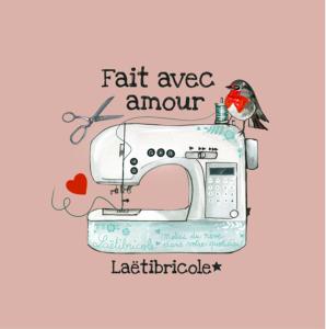 Etiquette simili cuir "Fait avec amour" sur fond rose