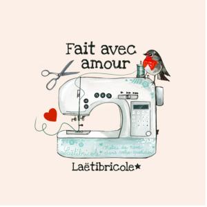 Etiquette simili cuir "Fait avec amour" sur fond écru